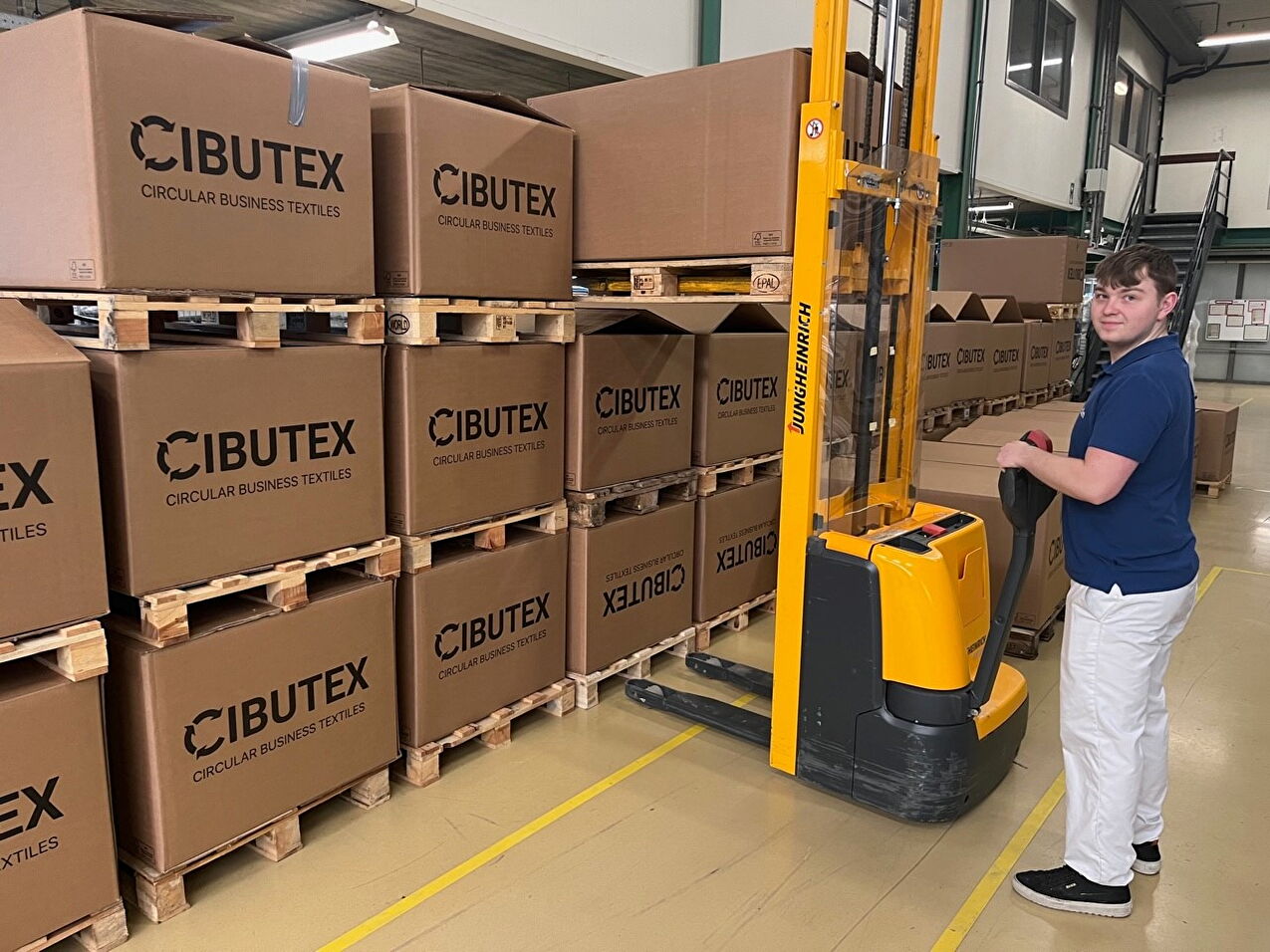 hos-cibutex-medewerker-pompwagen-doos.jpg