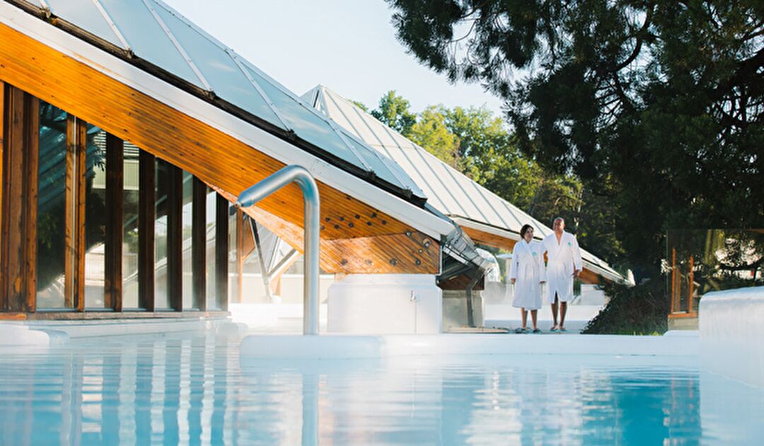 Thermae_buiten_zwembad_bezoekers_badjas