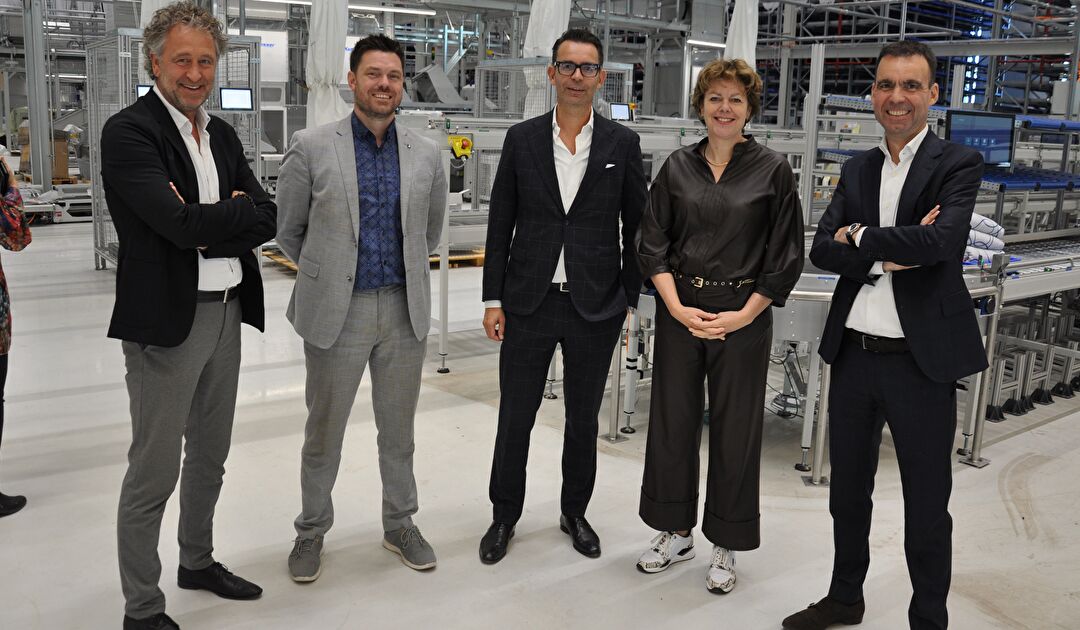 Slider-Ingrid-Thijssen-fabriek-groepsfoto.jpg