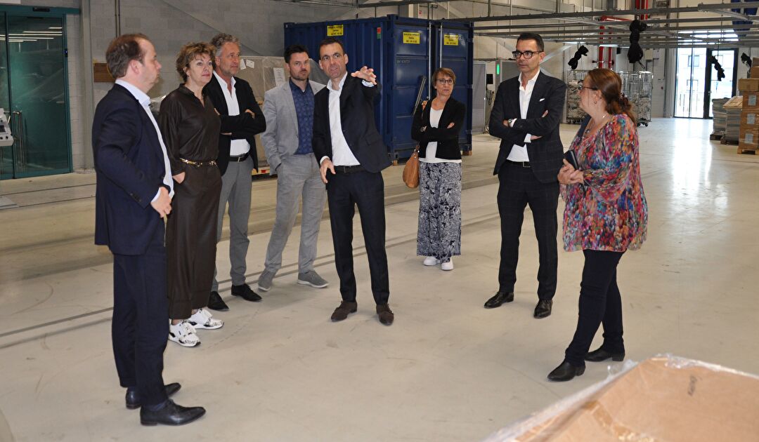 Slider-groepsfoto-Ingrid-Thijssen-fabriek-HLC.jpg